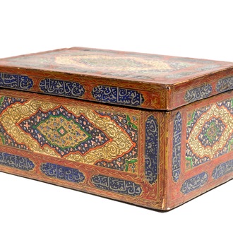 Een rechthoekige gelakte papier maché dekseldoos met kalligrafie, Qajar, Iran, 19e eeuw